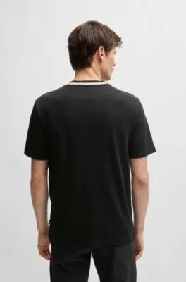 Camiseta de interlock de algodón con bloques de color en el cuello