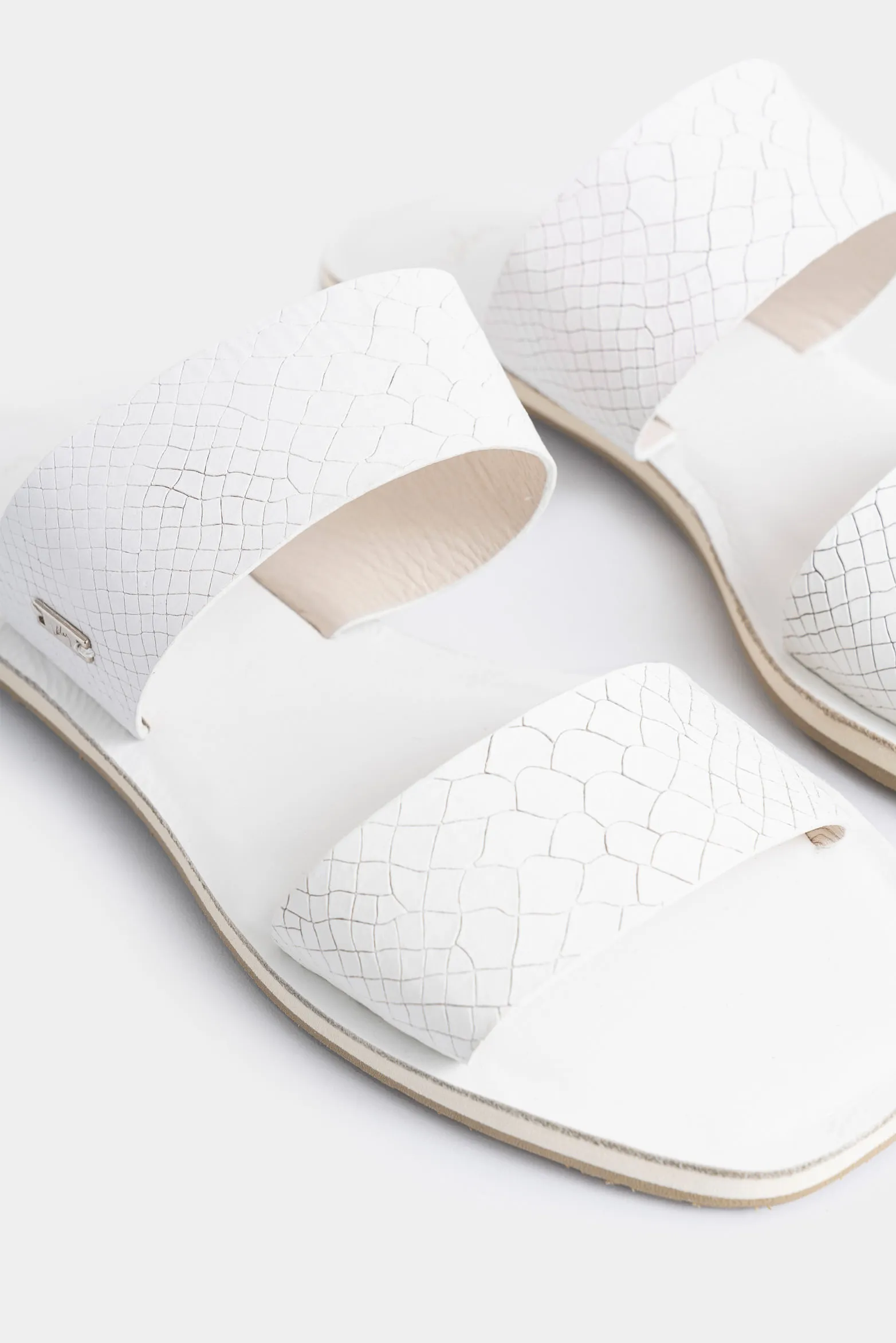 Sandalia plana Iris de cuero para mujer grabada
